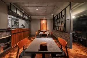 오픈키친이 보이는 빈티지 인더스트리얼 카페